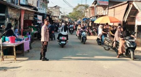 Antisipasi Kepadatan, Personel Polsek Ranto Peureulak Turun Amankan Lokasi Penjualan Takjil