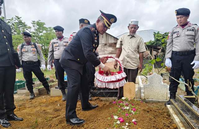 Beri Penghormatan Terakhir, Wakapolres Aceh Timur Pimpinan Upacara Pemakaman Iptu Yondrizon
