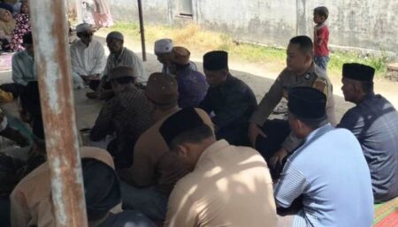 Di Balik Seragam, Bhabinkamtibmas Polsek Peureulak Tunaikan Fardhu Kifayah