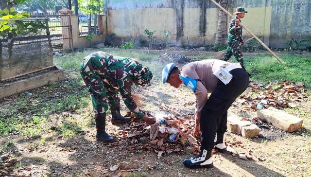 Jumat Bersih, Kapolsek Peureulak Pimpin Gotong Royong Bersama TNI dan Warga