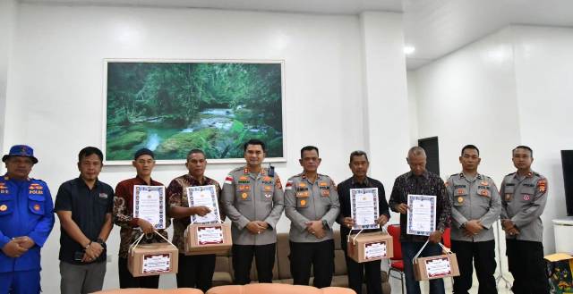 Kapolres Aceh Timur Serahkan Penghargaan Kapolda Aceh kepada Purnawirawan