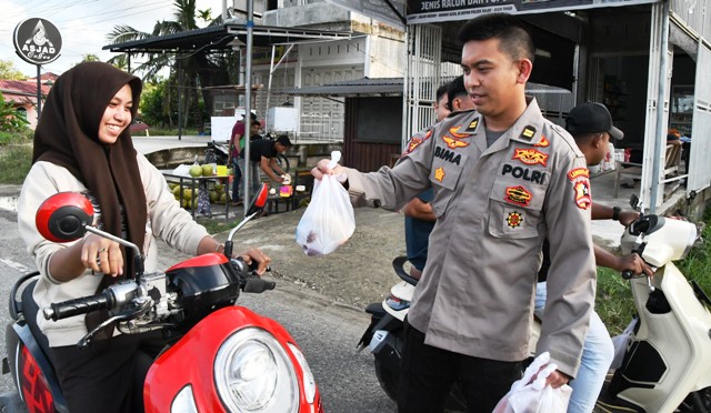 Mahasiswa STIK Polri Bagikan 500 Takjil Kepada Pengguna Jalan di Julok, Aceh Timur