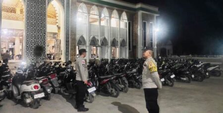 Personel Polsek Idi Rayeuk Amankan Pelaksanaan Tarawih