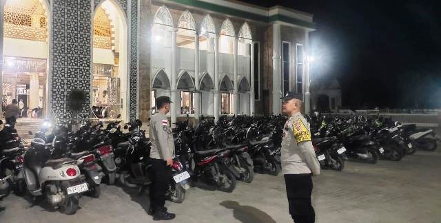 Personel Polsek Idi Rayeuk Amankan Pelaksanaan Tarawih