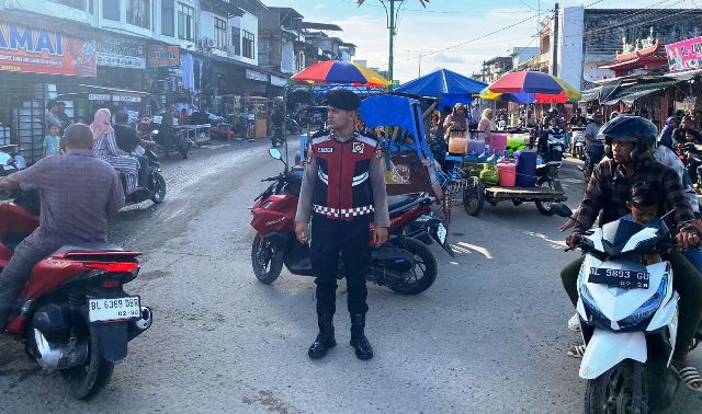 Personel Satsamapta Polres Aceh Timur Lakukan Pengamanan Jelang Berbuka Puasa