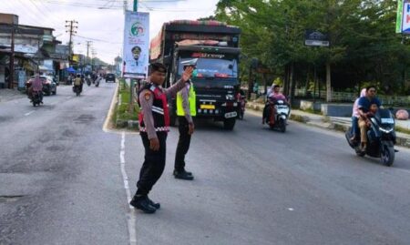 Personel Satsamapta Polres Aceh Timur Perkuat Strong Point, Ciptakan Kamseltibcar Lantas Saat Ngabuburit
