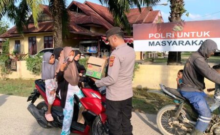 Ramadhan Penuh Berkah, Polsek Madat Bagikan Takjil Kepada Pengguna Jalan