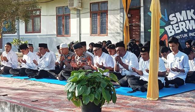 “Saweu Sikula”, Sat Binmas Polres Aceh Timur Gelar Yasinan di SMK Negeri 1 Idi
