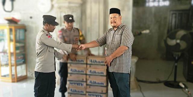 Semarak Ramadhan 1447 H, Polsek Idi Tunong Bantu Air Mineral kepada Pengurus Masjid