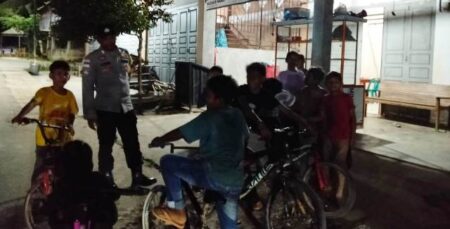 Anggota Polsek Darul Ihsan Imbau Anak Anak Manfaatkan Malam Ramadhan untuk Kegiatan Positif