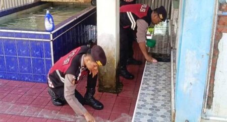 Bakti Religi Peringati Hari Korps Sabhara ke-74, Sat Samapta Polres Aceh Timur Bersihkan Masjid