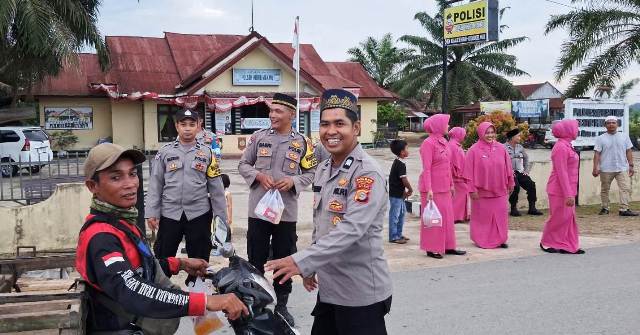 Berbagi Berkah Ramadhan, Polsek Indra Makmu Bagikan Ratusan Paket Takjil Bagi Pengguna Jalan