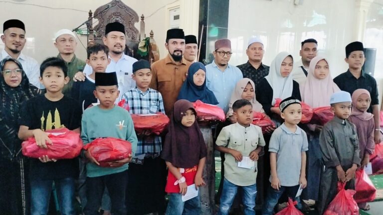 Bupati Aceh Timur, Iskandar Usman Al-Farlaky, menyantuni seluruh anak yatim yang dilaksanakan di Masjid Desa Senebok Baro, Kecamatan Ranto Peureulak, Kabupaten Aceh Timur, Rabu (18/3/2026).