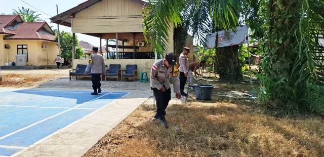 Jum’at Bersih, Personel Polsek Pantee Bidari Bersihkan Lingkungan Mako