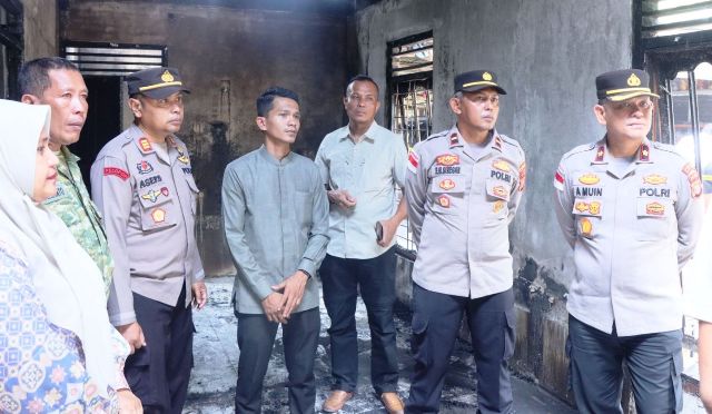 Mewakili Kapolres Aceh Timur, Wakapolres Serahkan Bantuan kepada Personel Polsek Peureulak Barat Yang Mengalami Musibah Kebakaran