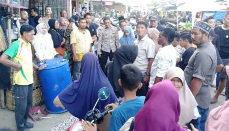 Personel Polsek Idi Rayeuk Bantu Evakuasi Warga Peudawa Puntong Yang Meninggal di Pasar Idi