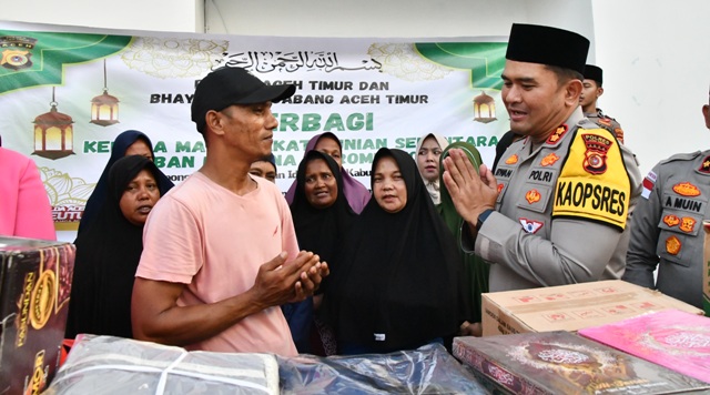 Ramadhan Jadi Momentum Berbagi, Kapolres Aceh Timur Bantu Warga Huntara Idi