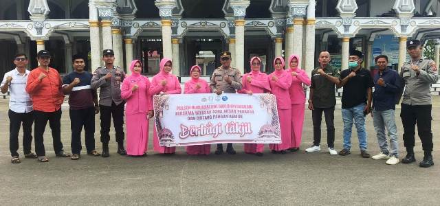 Ramadhan Penuh Berkah, Polsek Nurussalam dan Bhayangkari Bagikan Takjil untuk Pengguna Jalan