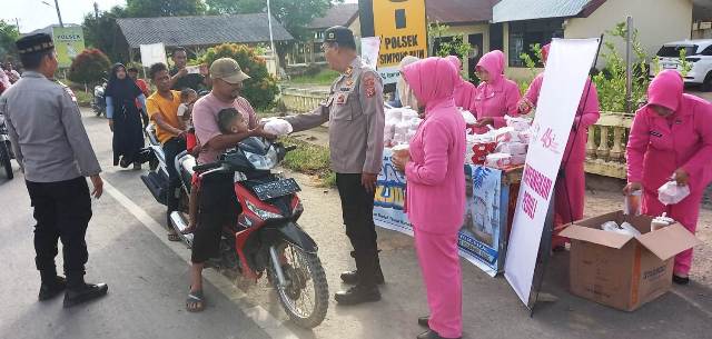 Ramadhan Penuh Berkah, Polsek Simpang Ulim dan Bhayangkari Bagikan Takjil Kepada Masyarakat