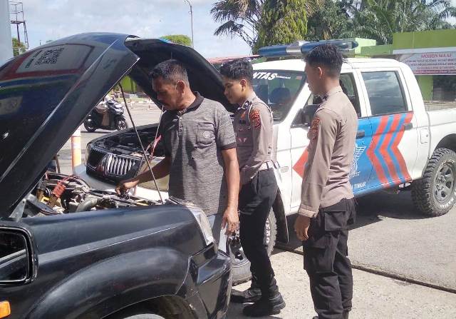Respon Cepat Personel Pos Pam Operasi Ketupat Seulawah Polres Aceh Timur Saat Melihat Kendaraan Warga Mogok