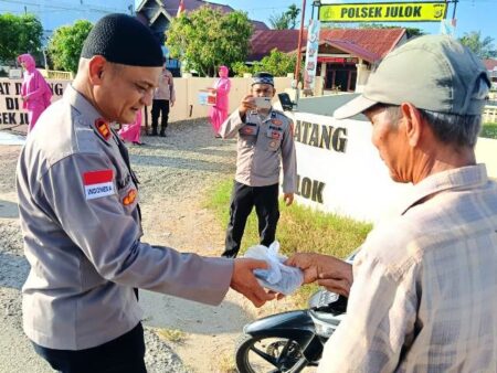 Tebar Kebaikan di Bulan Ramadhan, Kapolsek Julok Bagikan Takjil Kepada Pengguna Jalan