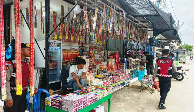 Upaya Preventif, Satsamapta Polres Aceh Timur Sampaikan Imbauan Humanis kepada Pedagang Petasan