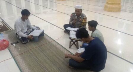 Usai Sholat Tarawih, Bhabinkamtibmas Polsek Peureulak Tadarusan Bersama Remaja Paya Meuligou