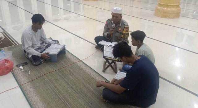 Usai Sholat Tarawih, Bhabinkamtibmas Polsek Peureulak Tadarusan Bersama Remaja Paya Meuligou