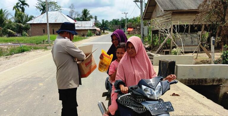 Berkah Ramadhan, Kapolsek Pantee Bidari Berbagi kepada Masyarakat