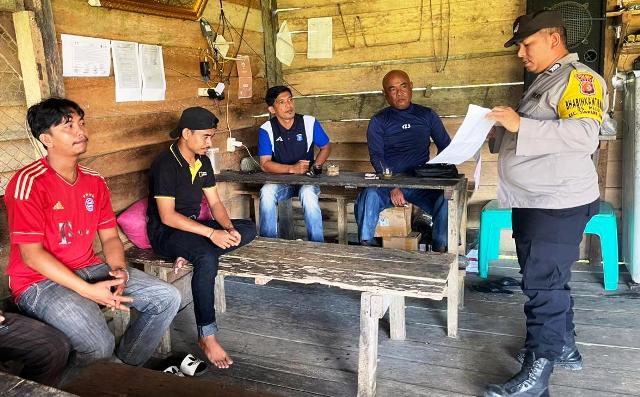 Edukasi Warga, Bhabinkamtibmas Polsek Simpang Jernih Sampaikan Aturan Pengangkutan Kayu