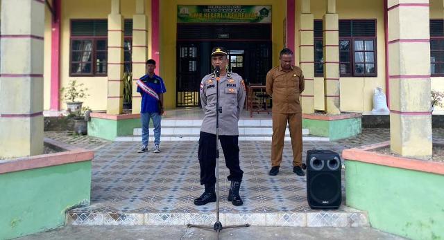 “Saweu Sikula” Kanitbhabinkamtibmas Satbinmas Polres Aceh Timur Jadi Pembina Upacara di SMK Negeri 1 Peureulak