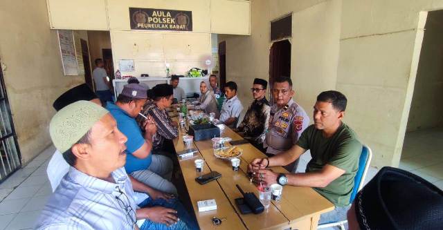 Silaturahmi Kapolsek Peureulak Barat dengan Keuchik, Perkuat Sinergi Jaga Kamtibmas