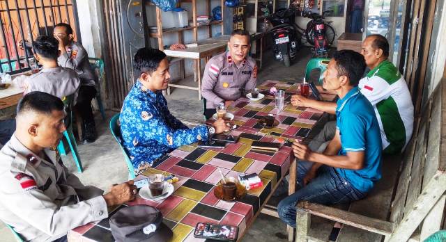 Warung Kopi Jadi Ruang Dialog, Kapolsek Idi Tunong Tampung Informasi Kamtibmas