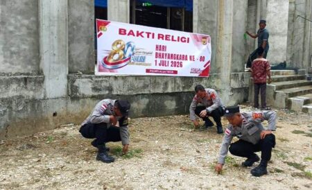 Bakti Religi HUT Bhayangkara Ke-80, Polsek Idi Rayeuk Bersama Warga Bersihkan Masjid