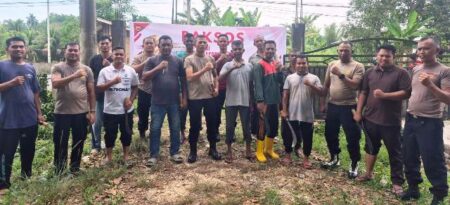 Bakti Sosial HUT Bhayangkara Ke-80, Polsek Peudawa Rawat Makam sebagai Wujud Kepedulian