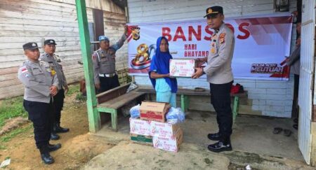 Bansos HUT Bhayangkara Ke-80, Polsek Simpang Jernih Hadir untuk Masyarakat