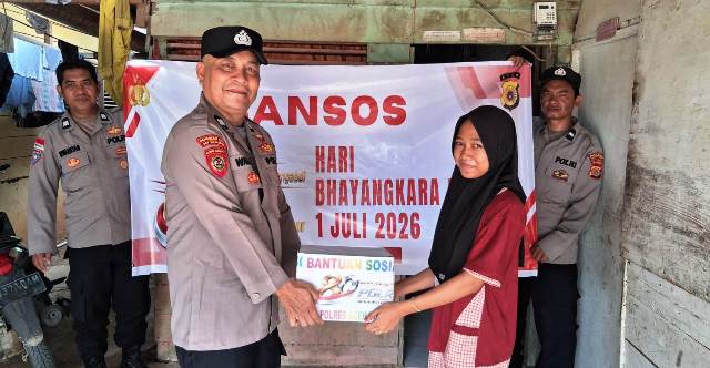 Hari Bhayangkara Ke-80, Polsek Indra Makmu Tebar Kepedulian Lewat Bantuan Sosial