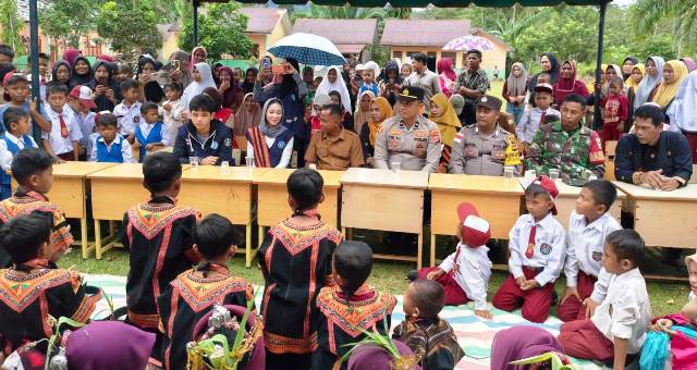 Kapolsek Simpang Jernih Dampingi Bunga Zainal Bangkitkan Semangat Anak Korban Banjir