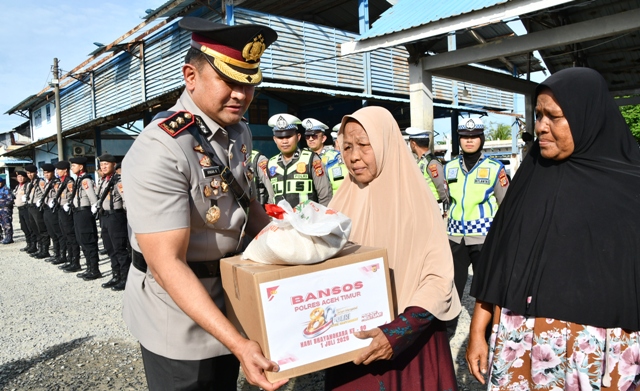 Menyapa Pesisir, Polres Aceh Timur Serahkan Bansos bagi Nelayan pada Hari Bhayangkara Ke-80
