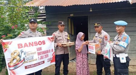 Merajut Kepedulian di Hari Bhayangkara Ke-80, Polsek Peureulak Barat Salurkan Bantuan Sosial kepada Warga