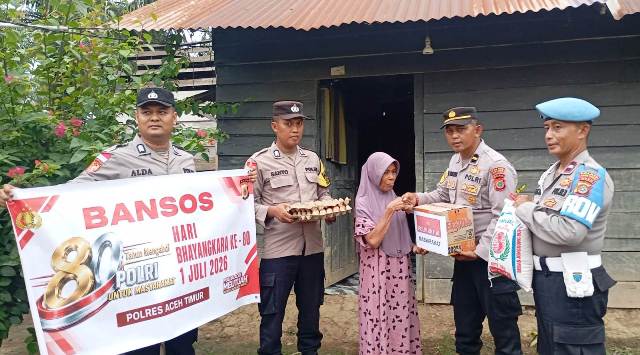 Merajut Kepedulian di Hari Bhayangkara Ke-80, Polsek Peureulak Barat Salurkan Bantuan Sosial kepada Warga