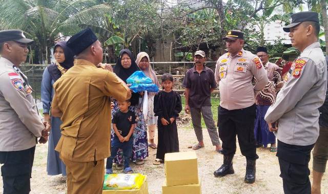 Polri Hadir di Tengah Musibah, Kapolsek Ranto Peureulak Serahkan Bantuan untuk Warga Korban Kebakaran